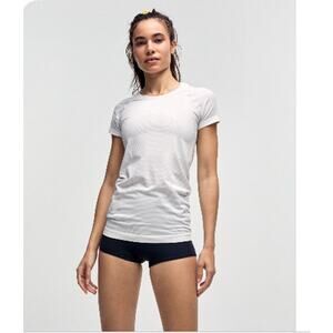 Lululemon swiftly tech short sleeve crew size 12 white
￼
